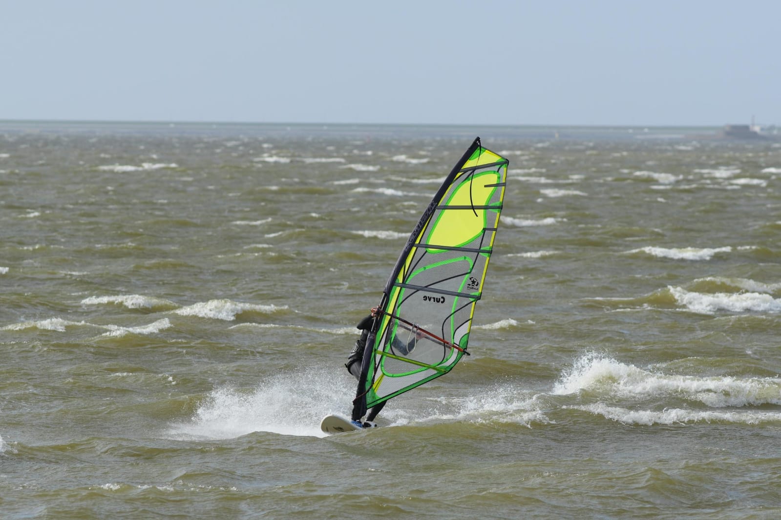 Windsurfer auf dem Wasser